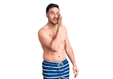 Mayo giyen genç yakışıklı adam ellerinin birarada dua ederek af diliyor kendinden emin bir şekilde gülümsüyor.. 