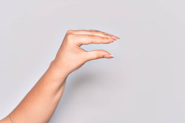 Görünmez şeyi alıp götüren, parmaklarıyla boşluk gösteren beyaz bir kadının eli.