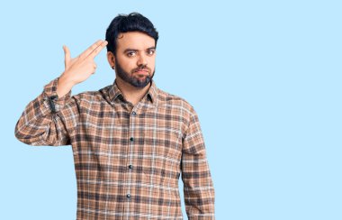 Gündelik giysiler giymiş genç İspanyol bir adam kendini vuruyor ve öldürüyor. Elini ve parmaklarını silah gibi kullanıyor. İntihar jesti.. 