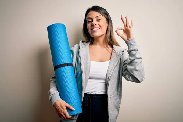 Junge Schöne Brünette Sportliche Frau Hält Yogamatte Über Isolierten Weißen — Stockfoto