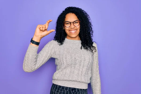 Jovem Afro Americana Vestindo Camisola Casual Óculos Sobre Fundo Roxo — Fotografia de Stock