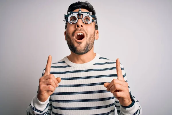 Joven Hombre Guapo Con Barba Con Gafas Optometría Sobre Fondo —  Fotos de Stock