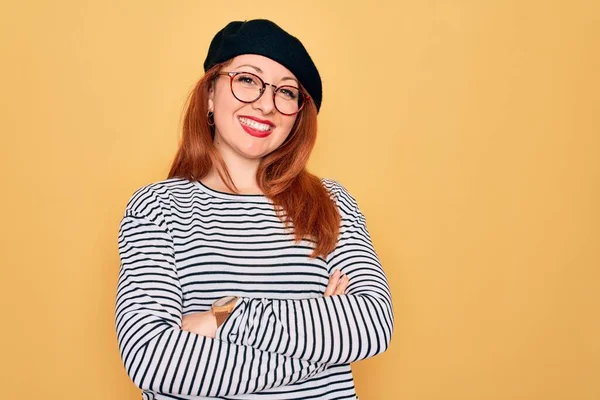 Bella Donna Rossa Con Shirt Righe Berretto Francese Sfondo Giallo — Foto Stock