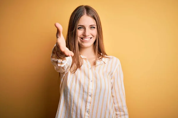 Jovem Mulher Ruiva Bonita Vestindo Camisa Listrada Casual Sobre Fundo — Fotografia de Stock