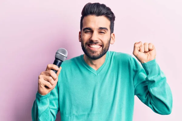 Jonge Knappe Man Met Baard Zingen Lied Met Behulp Van — Stockfoto