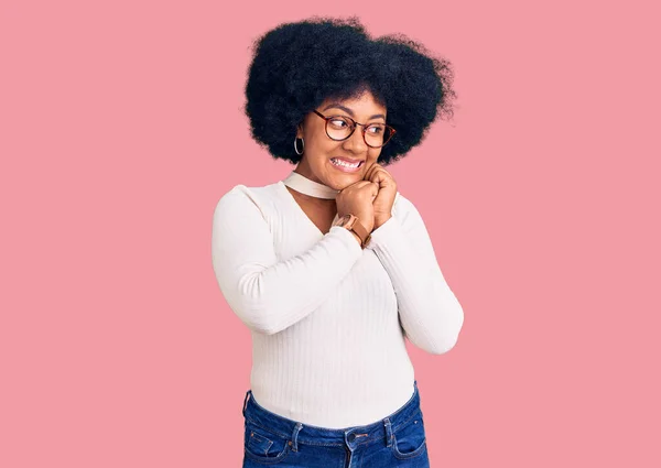 Giovane Ragazza Afroamericana Indossa Vestiti Casual Occhiali Ridere Nervoso Eccitato — Foto Stock