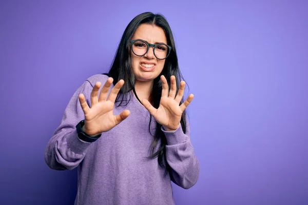 Giovane Donna Bruna Con Gli Occhiali Sfondo Viola Isolato Espressione — Foto Stock