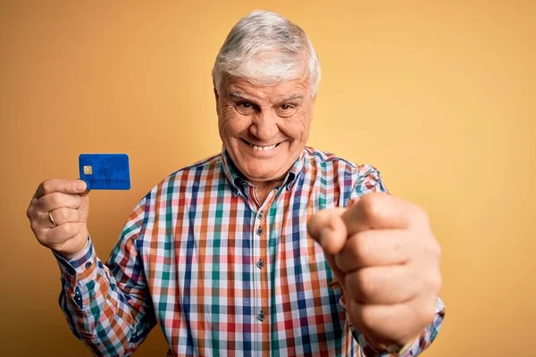 Senior Gutaussehend Hoary Kundenmann Mit Kreditkarte Zur Finanzierung Der Zahlung — Stockfoto