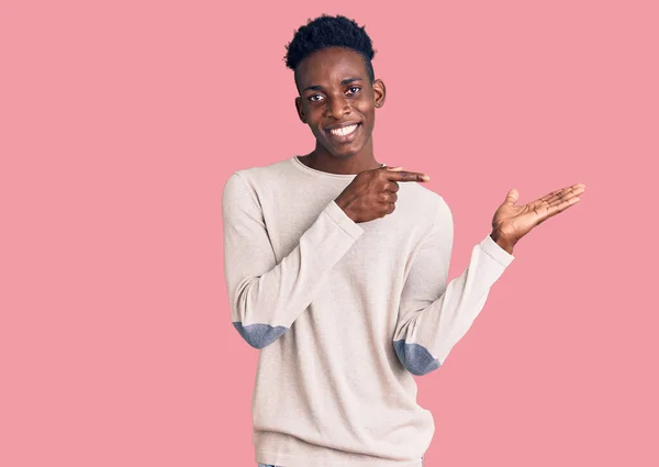 Νεαρός Αφροαμερικάνος Που Φοράει Καθημερινά Ρούχα Εντυπωσιασμένος Και Χαμογελαστός Στην — Φωτογραφία Αρχείου