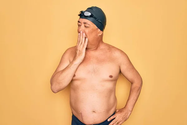 Ein Älterer Grauhaariger Schwimmer Mittleren Alters Der Badeanzug Mütze Und — Stockfoto