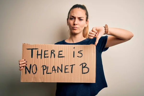 Wanita Pirang Cantik Dengan Mata Biru Meminta Perlindungan Planet Memegang — Stok Foto