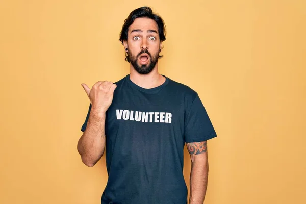 Νεαρός Όμορφος Ισπανόφωνος Εθελοντής Που Φοράει Εθελοντικό Μπλουζάκι Κοινωνική Φροντίδα — Φωτογραφία Αρχείου