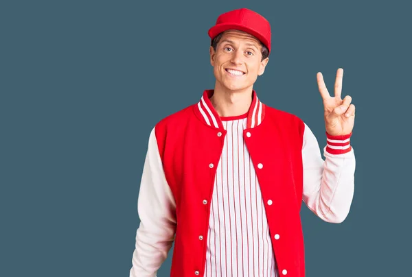 Jovem Homem Bonito Vestindo Uniforme Beisebol Sorrindo Com Rosto Feliz — Fotografia de Stock