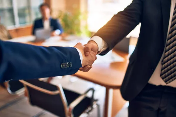法律事務所で弁護士会を開く 職場で財務戦略に取り組むプロフェッショナルエグゼクティブパートナー 合意に成功するための握手 — ストック写真