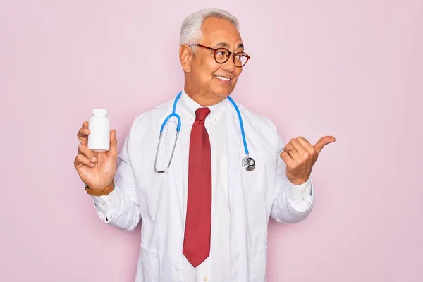 Středního Věku Senior Šedovlasý Lékař Muž Drží Léky Předpis Přes — Stock fotografie