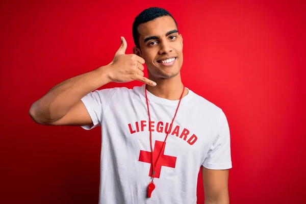 Fiatal Jóképű Afro Amerikai Életmentő Férfi Piros Keresztes Pólóban Fütyülő — Stock Fotó