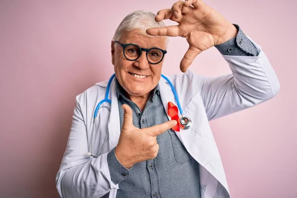 Kıdemli Yakışıklı Hödük Doktor Steteskop Kırmızı Hiv Kurdelesi Takmış Gülümseyen — Stok fotoğraf