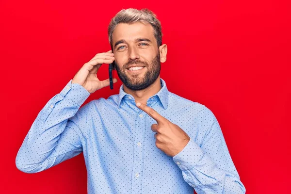 Jovem Homem Loiro Bonito Com Barba Conversando Smartphone Sorrindo Feliz — Fotografia de Stock