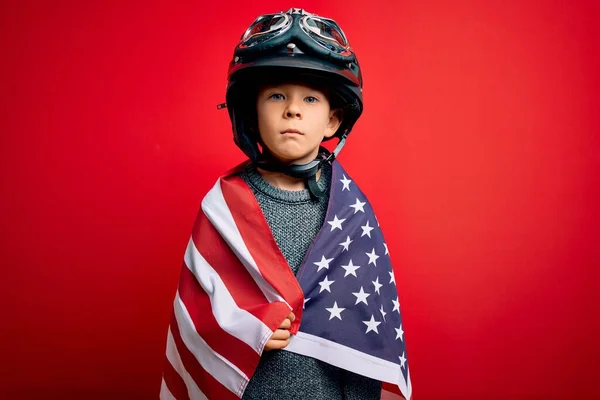 Fiatal Hazafias Kölyök Amerikai Zászlót Bukósisakot Visel Július Magabiztos Kifejezéssel — Stock Fotó