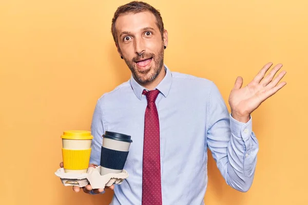 Giovane Bell Uomo Che Tiene Una Tazza Caffè Asporto Che — Foto Stock