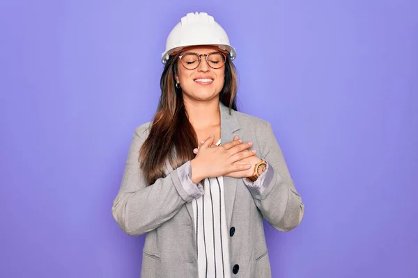 Professionele Vrouw Ingenieur Dragen Van Industriële Veiligheid Helm Pruple Achtergrond — Stockfoto