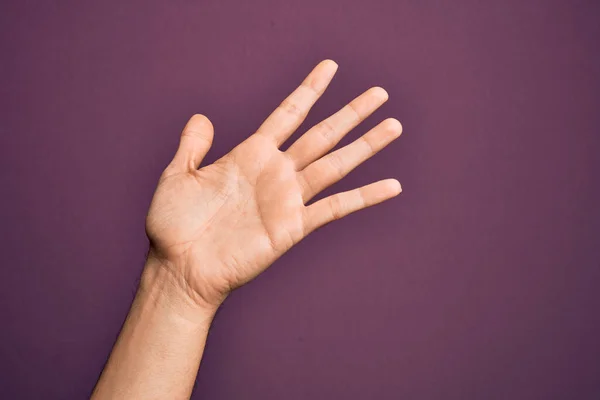 Mão Jovem Caucasiano Mostrando Dedos Sobre Fundo Roxo Isolado Apresentando — Fotografia de Stock