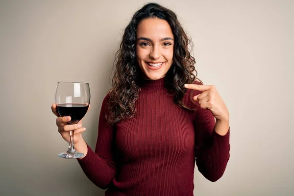 Giovane Bella Donna Con Capelli Ricci Bere Bicchiere Vino Rosso — Foto Stock