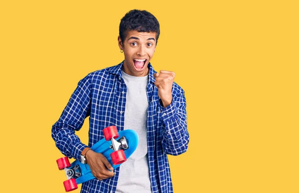 Jovem Afro Americano Segurando Skate Gritando Orgulhoso Celebrando Vitória Sucesso — Fotografia de Stock