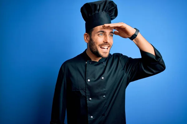 Jeune Beau Chef Homme Avec Barbe Portant Uniforme Cuisinière Chapeau — Photo