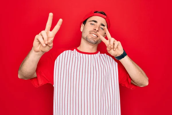 Joven Hombre Deportivo Guapo Con Ojos Azules Con Camiseta Béisbol —  Fotos de Stock