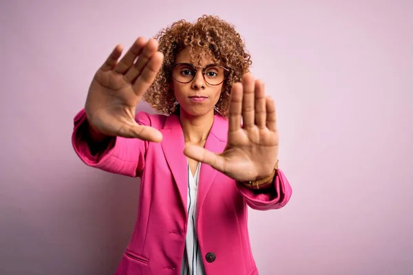 Jovem Empresária Afro Americana Vestindo Óculos Sobre Fundo Rosa Fazendo — Fotografia de Stock