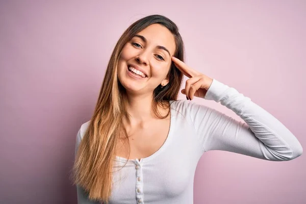 Jonge Mooie Blonde Vrouw Met Blauwe Ogen Dragen Witte Shirt — Stockfoto