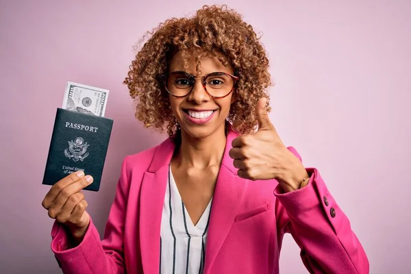 Jovem Afro Americana Encaracolada Segurando Passaporte Dos Estados Unidos Com — Fotografia de Stock