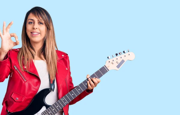 Jovem Mulher Bonita Tocando Guitarra Elétrica Fazendo Sinal Com Dedos — Fotografia de Stock