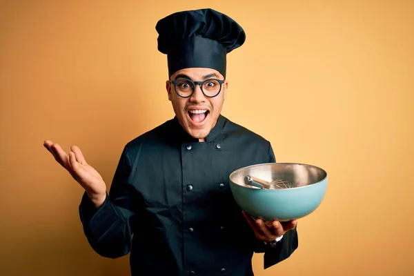 Jeune Chef Brésilien Homme Portant Uniforme Cuisinière Chapeau Utilisant Bol — Photo