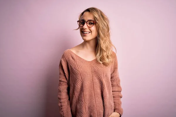 Νεαρή Όμορφη Ξανθιά Γυναίκα Φοράει Casual Πουλόβερ Και Γυαλιά Ροζ — Φωτογραφία Αρχείου