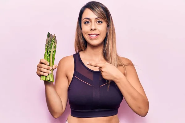 Jovem Bela Mulher Segurando Espargos Sorrindo Feliz Apontando Com Mão — Fotografia de Stock