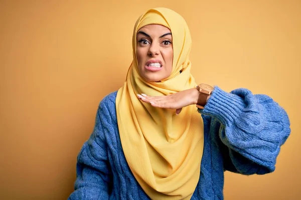 Jovem Bela Morena Muçulmana Mulher Vestindo Árabe Hijab Sobre Isolado — Fotografia de Stock