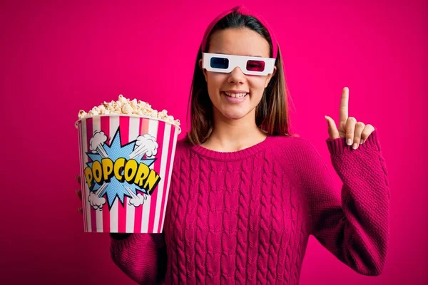 Mladá Krásná Dívka Sledující Film Pomocí Brýle Stravovací Box Popcorny — Stock fotografie