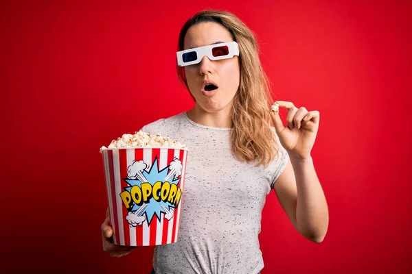 Ung Vacker Blond Kvinna Titta Film Med Glasögon Äta Popcorn — Stockfoto