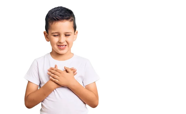 Pequeño Niño Lindo Vistiendo Camiseta Blanca Casual Sonriendo Con Las —  Fotos de Stock