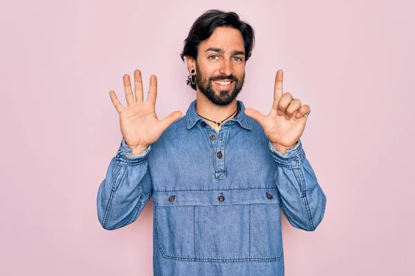 Joven Hombre Bohemio Hispano Guapo Usando Estilo Hippie Sobre Fondo —  Fotos de Stock