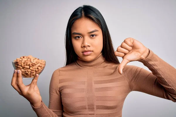 Asyalı Genç Bir Kız Elinde Sağlıklı Fıstık Kasesiyle Beslenme Alışkanlığı — Stok fotoğraf