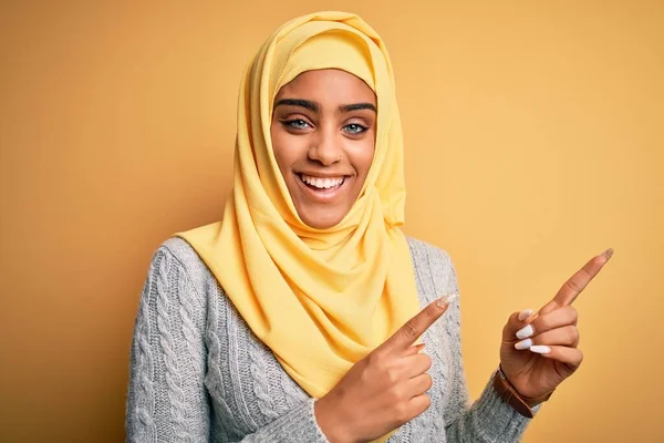Молода Африканська Дівчина Муслім Хіджаб Жовтому Фоні Посміхається Дивиться Камеру — стокове фото