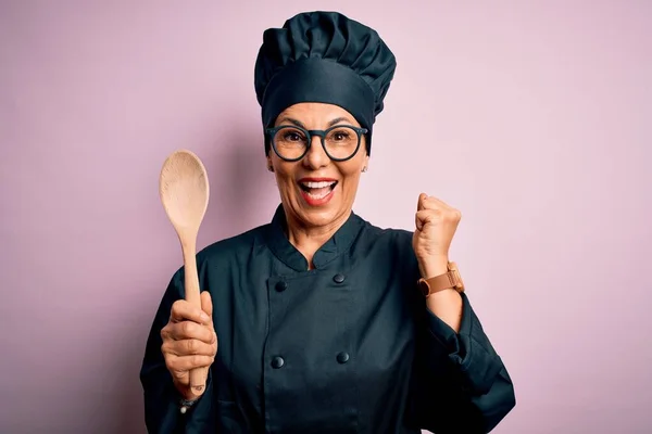 Mulher Chef Morena Meia Idade Vestindo Uniforme Fogão Chapéu Segurando — Fotografia de Stock