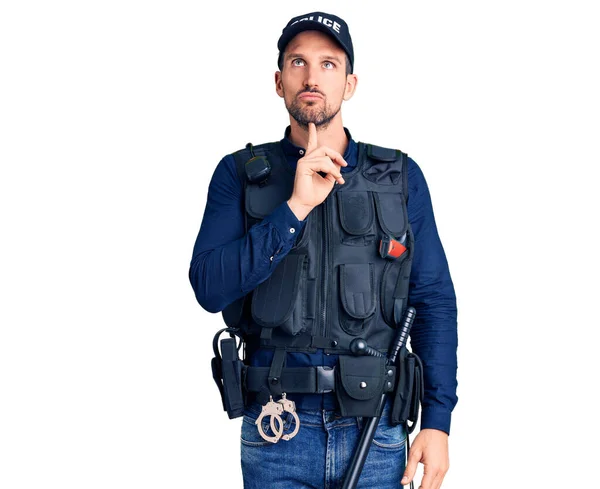 Jeune Bel Homme Portant Uniforme Police Pensant Concentré Sur Doute — Photo