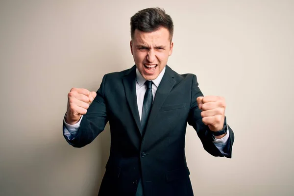 Joven Hombre Negocios Guapo Usando Traje Elegante Corbata Sobre Fondo —  Fotos de Stock