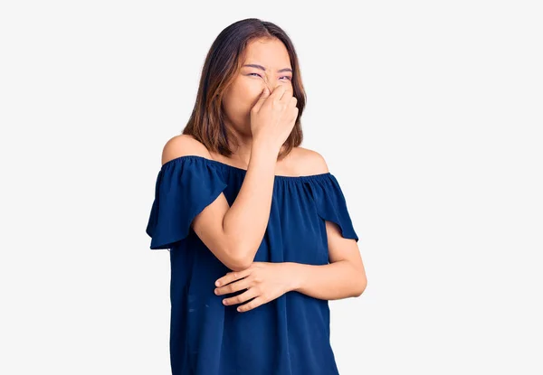 Mladá Krásná Číňanka Neformálním Oblečení Ucítila Něco Páchnoucího Odporného Nesnesitelného — Stock fotografie