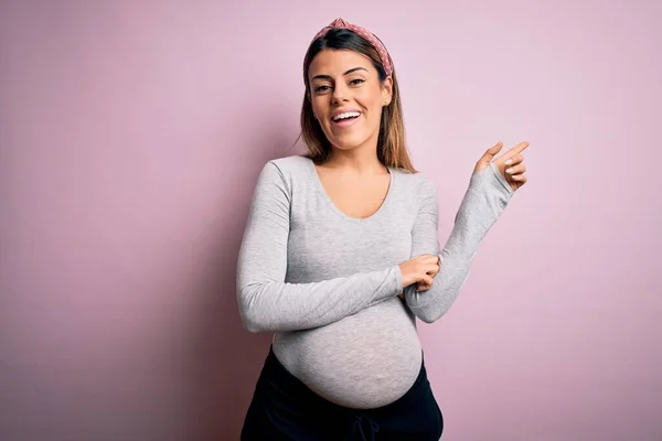 Genç Güzel Esmer Bir Kadın Hamile Pembe Arka Planda Bir — Stok fotoğraf