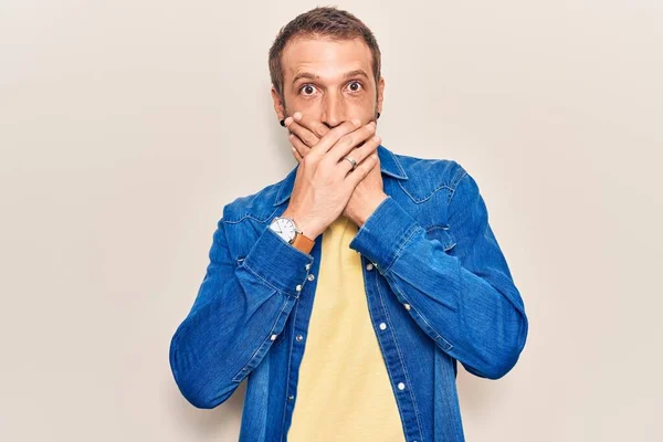 Homem Bonito Jovem Vestindo Roupas Casuais Chocou Cobrindo Boca Com — Fotografia de Stock